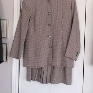 Classic 2 piece wool suit; grey& pink houndstooth